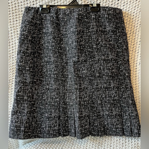 Anne Klein Women’s Black & White Tweed Pencil Skirt, Lined, Pleated Hem; Size 10 - Picture 2 of 7